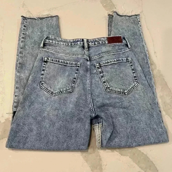 Hollister Ultra High Rise Mom Jeans Raw Hem Distressed Patch Work Womens Size 1R - Picture 6 of 7